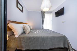 Postel nebo postele na pokoji v ubytování Ema 2BR apt. in old town centre