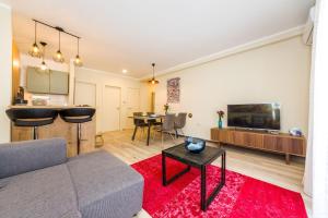 TV a/nebo společenská místnost v ubytování Ema 2BR apt. in old town centre