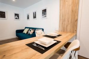une salle à manger avec une table et un canapé bleu dans l'établissement Sant Joan, à Morella