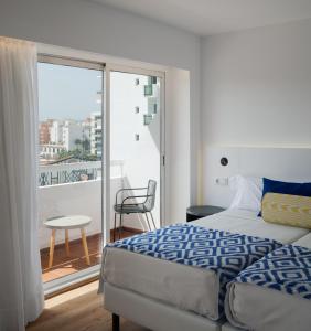 1 dormitorio con cama y vistas a un balcón en Hotel Foners, en Playa de Palma