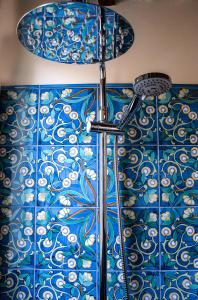 una camera da letto con una parete a motivi blu e bianchi di Vicolo del Geppone a Lucca