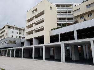 um grande edifício branco com muitas janelas em Airport Orio Studio em Bérgamo