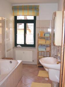 La salle de bains est pourvue d'une baignoire, d'un lavabo et de toilettes. dans l'établissement Apartment - Haus Luna (Objekt 57207), à Dresde