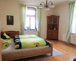 Schlafzimmer mit einem Bett und einem Fenster in der Unterkunft Apartment - Haus Luna (Objekt 57207) in Dresden