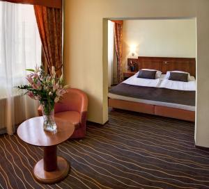 Postel nebo postele na pokoji v ubytování Luxury Family Hotel Bílá Labuť