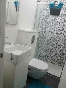 Kaja Apartment tesisinde bir banyo