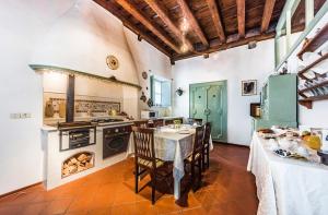 Η κουζίνα ή μικρή κουζίνα στο Villa De Rubeis Florit