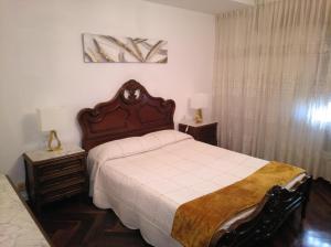 1 dormitorio con 1 cama grande y 2 mesitas de noche en Apartamento Ciudad de la Cultura, en Santiago de Compostela