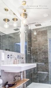 Kúpeľňa v ubytovaní Family Luxury Pure Old Town Apartament 1-8, 2 sypialnie i salon, parking pub, 60m2 + 37 fotografií