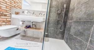 Kúpeľňa v ubytovaní Family Luxury Pure Old Town Apartament 1-8, 2 sypialnie i salon, parking pub, 60m2