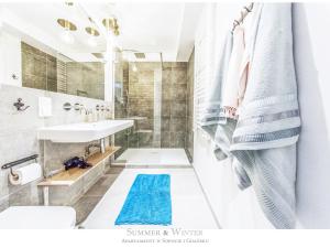 Kúpeľňa v ubytovaní Family Luxury Pure Old Town Apartament 1-8, 2 sypialnie i salon, parking pub, 60m2