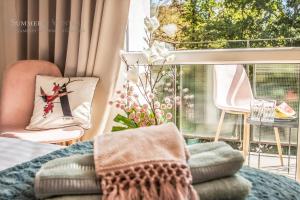 Balkón alebo terasa v ubytovaní Family Luxury Pure Old Town Apartament 1-8, 2 sypialnie i salon, parking pub, 60m2