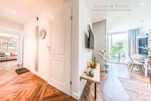 Televízia a/alebo spoločenská miestnosť v ubytovaní Family Luxury Pure Old Town Apartament 1-8, 2 sypialnie i salon, parking pub, 60m2