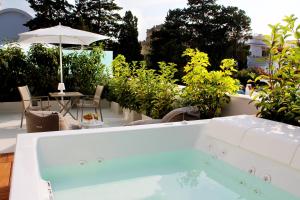 בריכת השחייה שנמצאת ב-Unìco Boutique Hotel d'Arte או באזור