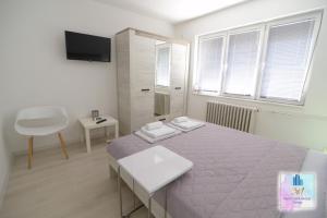 A bed or beds in a room at 3M Apartment Skopje Center