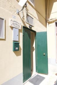 une porte verte sur le côté du bâtiment dans l'établissement Casa Sassi Vizziello, à Matera