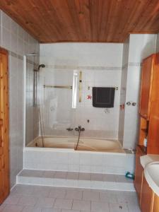 a bathroom with a tub and a sink at Ferienzimmer Saatmann in Amorbach