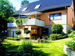 une maison avec un toit solaire sur une cour dans l'établissement Oerlihome, à Oerlinghausen