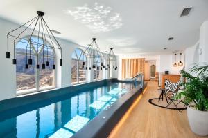 Bazen v nastanitvi oz. blizu nastanitve Skyfall Suites - Adults Only
