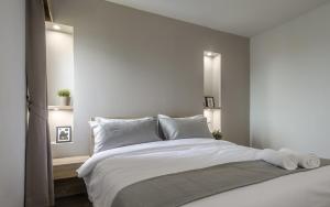 Carnation Residence客房内的一张或多张床位