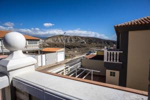 埃爾梅達諾的住宿－Rooms in El Medano，大楼的阳台享有城市美景。