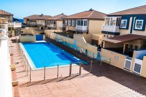 an overhead view of a swimming pool in front of houses at Rooms in El Medano in El Médano