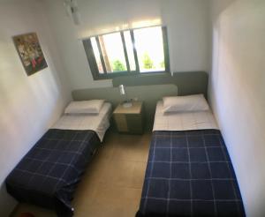 Łóżko lub łóżka w pokoju w obiekcie Terrazas de Campoamor Barbara