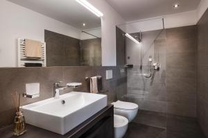 A bathroom at Vila Altonn Még 37 kép