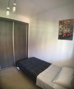 sypialnia z łóżkiem z niebieskim kocem w obiekcie Terrazas de Campoamor Barbara w mieście Playas de Orihuela