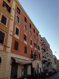 罗马Guest House Relais Indipendenza的街边的一栋大楼
