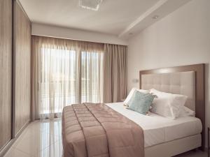 A bed or beds in a room at Bright Coast Superior