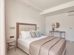 A bed or beds in a room at Bright Coast Superior