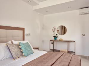 A bed or beds in a room at Bright Coast Superior