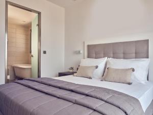 A bed or beds in a room at Bright Coast Superior