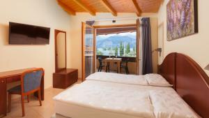 A bed or beds in a room at Hotel Villa Isabella