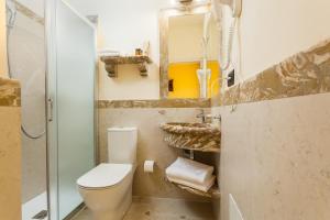 A bathroom at Hotel Villa Isabella
