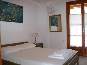 1 dormitorio con 1 cama con toallas en Maria Filippa Rooms, en Agios Nikitas