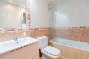 ein Badezimmer mit einem WC, einem Waschbecken und einer Badewanne in der Unterkunft Apartamento El Patio de Canovas in Cádiz