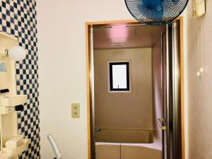 baño con ducha y puerta de cristal en Midtown Sakura Apartment House 202 予約者だけの空間 A space just for you, en Nachikatsuura