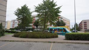 un bus bleu est garé dans une rue de la ville dans l'établissement Sunny Ventspils 3, à Ventspils