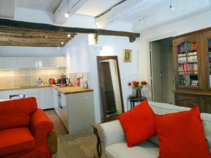 a living room with a couch and a kitchen at La Maison de Pierre in Flavigny-sur-Ozerain