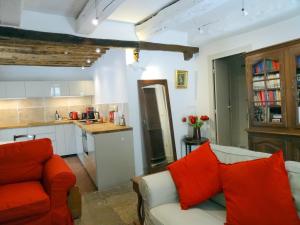 ein Wohnzimmer mit einem Sofa und einer Küche in der Unterkunft La Maison de Pierre in Flavigny-sur-Ozerain
