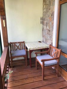 扬斯凯拉兹涅Penzion Jas的门廊上的一张桌子和两把椅子