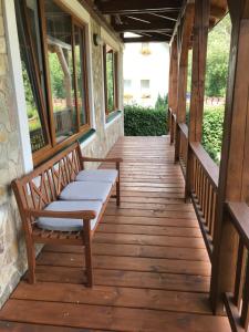 扬斯凯拉兹涅Penzion Jas的大楼内带长凳的木门廊