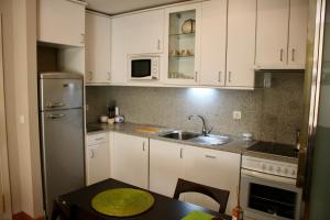 Kuchnia lub aneks kuchenny w obiekcie RESIDENCIAL MONDARIZ BALNEARIO 123