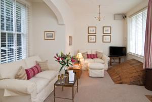 sala de estar con 2 sofás blancos y TV en The Paragon Townhouse en Bath