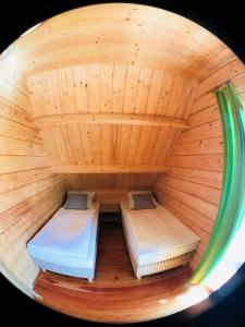 a round room with two beds in a sauna at Domki letniskowe Azalia in Ustronie Morskie