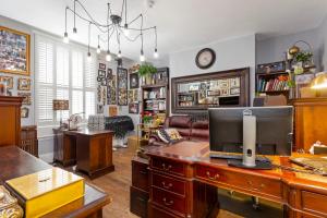 a living room with a desk with a computer on it at Mama’s Inn Boutique Guest House in Nottingham