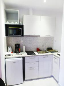 A kitchen or kitchenette at Central Athens Studios