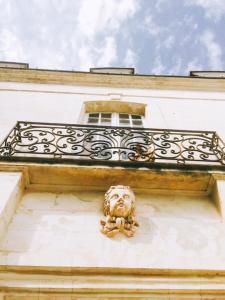 a statue of a face on the side of a building at Le Grand Vaudon in Rochecorbon